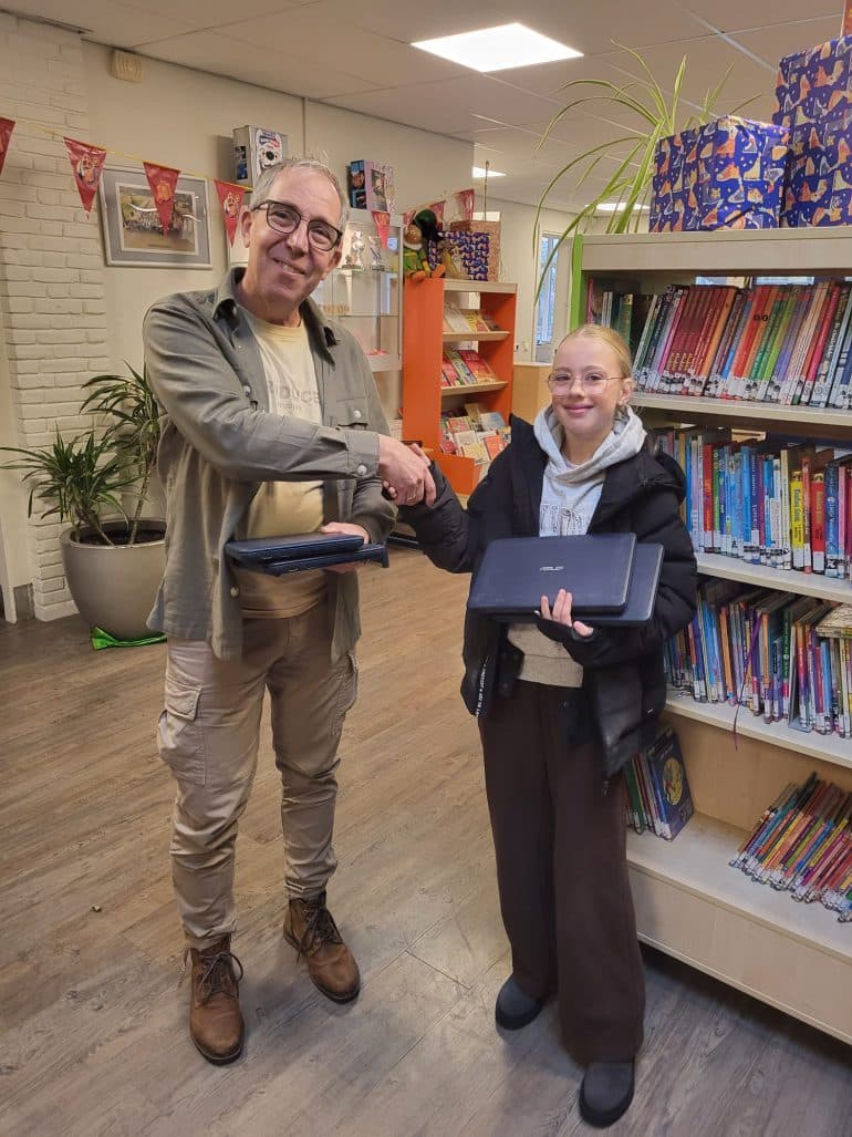 Overdracht van 25 laptops aan IKC Succesbos in Zelhem
